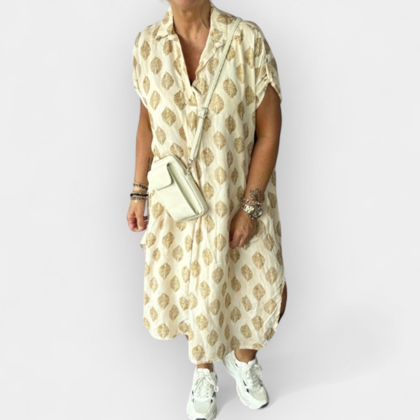 Lengvas vasarinis suknelė su V formos iškirpte