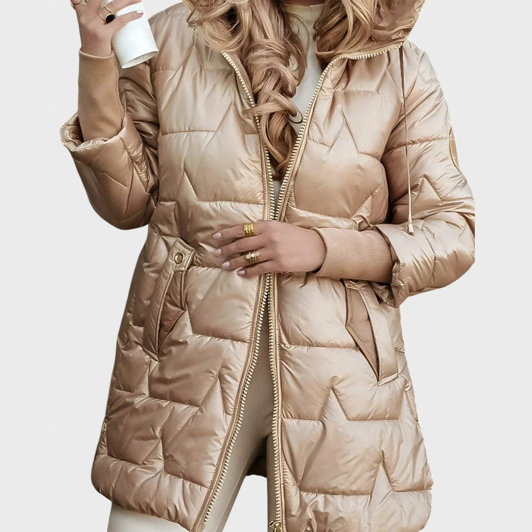 Sniegė | Ilgas ir šiltas dygsniuotas paltas su apgaubiančiu gobtuvu