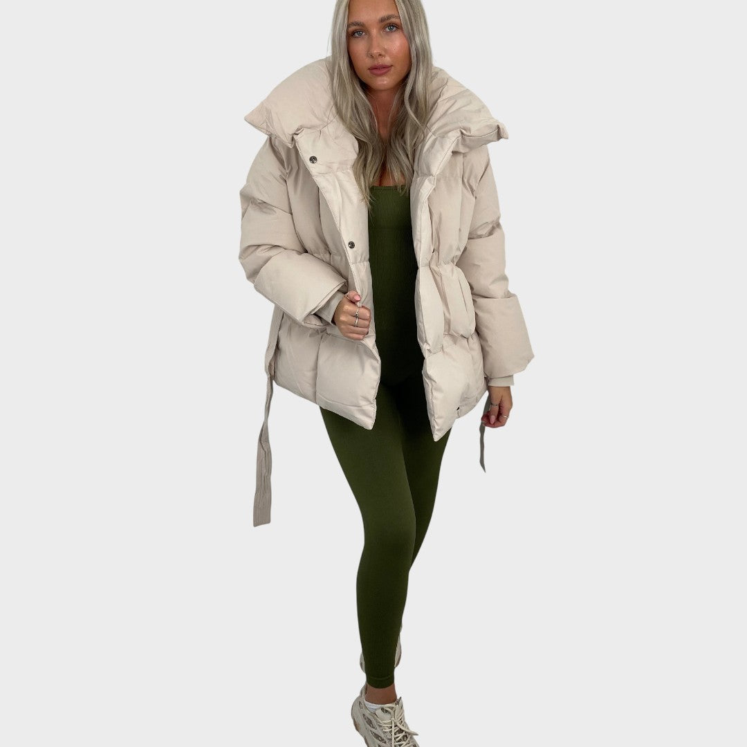 Karly- Trumpas diržinis kišeninis pūkinis švarkas