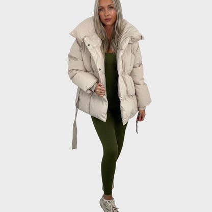 Karly- Trumpas diržinis kišeninis pūkinis švarkas