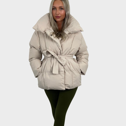 Karly- Trumpas diržinis kišeninis pūkinis švarkas