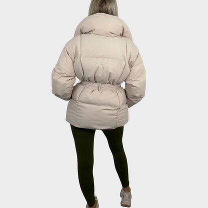 Karly- Trumpas diržinis kišeninis pūkinis švarkas