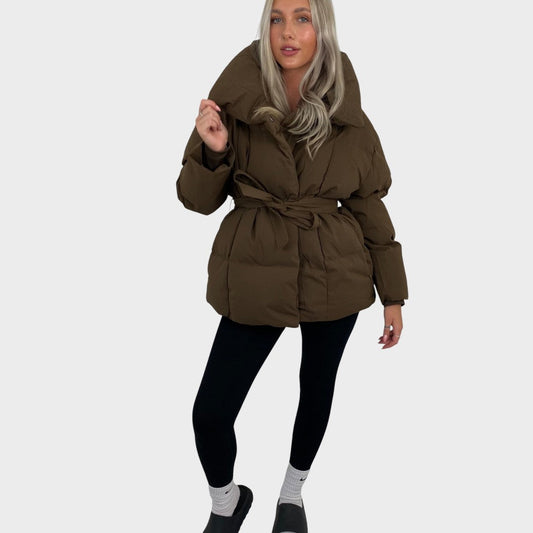 Karly- Trumpas diržinis kišeninis pūkinis švarkas