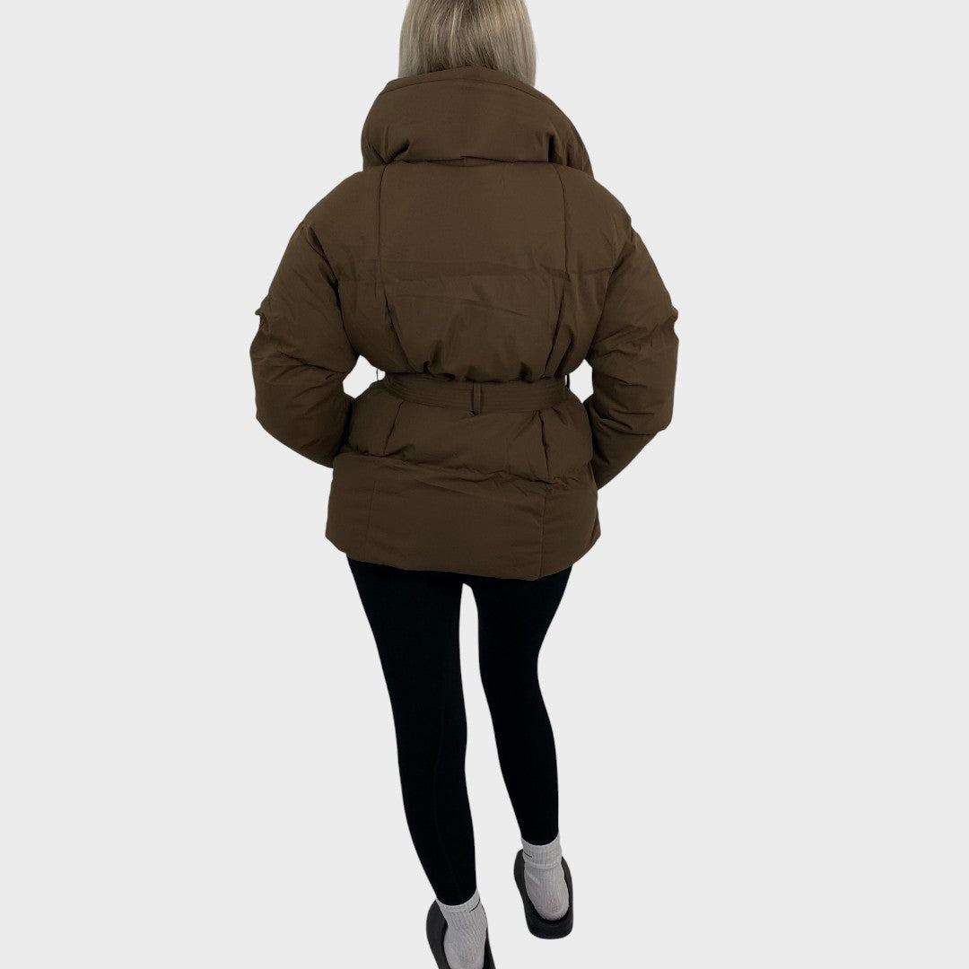 Karly- Trumpas diržinis kišeninis pūkinis švarkas