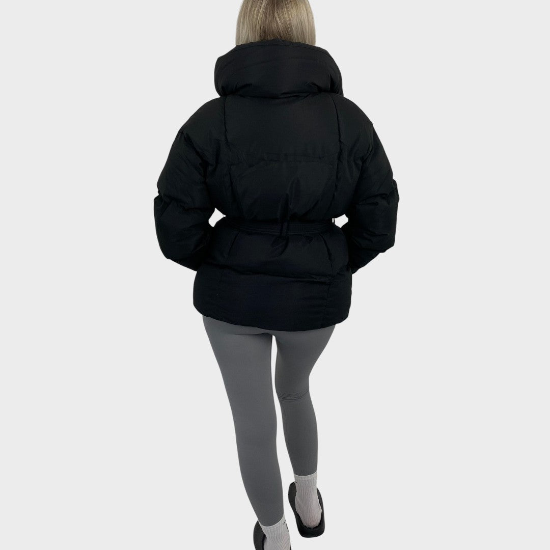 Karly- Trumpas diržinis kišeninis pūkinis švarkas