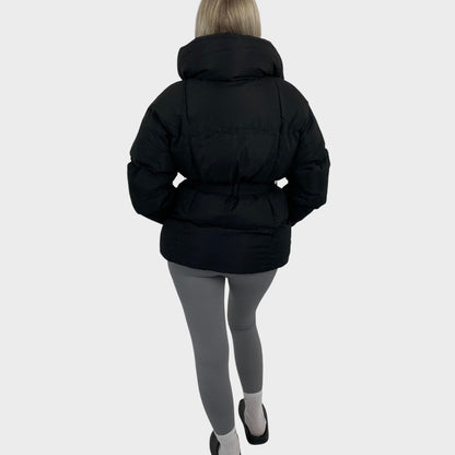 Karly- Trumpas diržinis kišeninis pūkinis švarkas