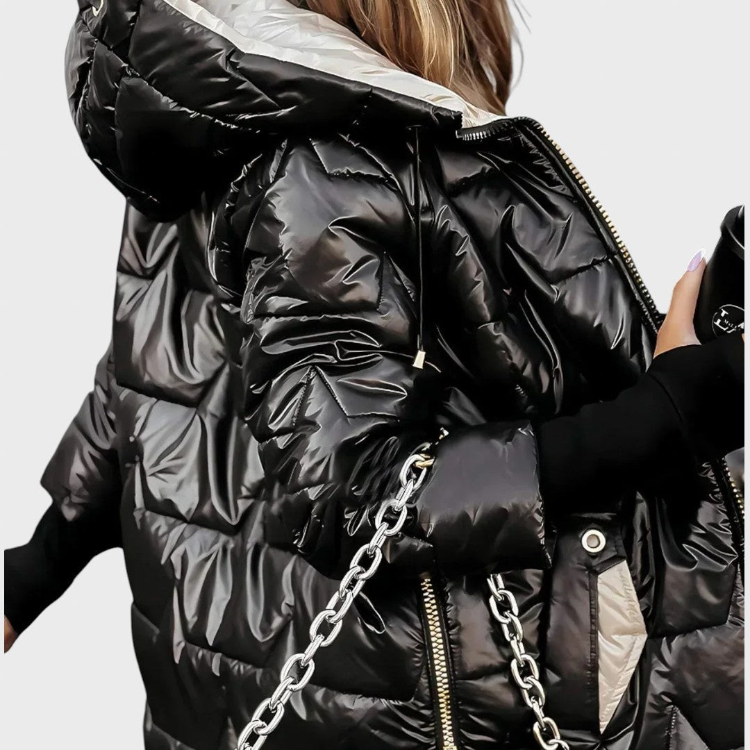 Sniegė | Ilgas ir šiltas dygsniuotas paltas su apgaubiančiu gobtuvu