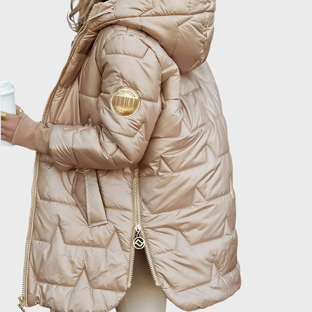 Sniegė | Ilgas ir šiltas dygsniuotas paltas su apgaubiančiu gobtuvu